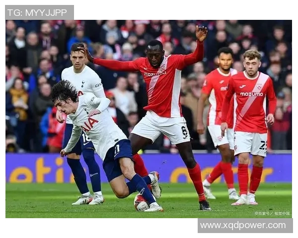 索尔福德城与阿克宁顿激战正酣比分揭晓精彩瞬间回顾